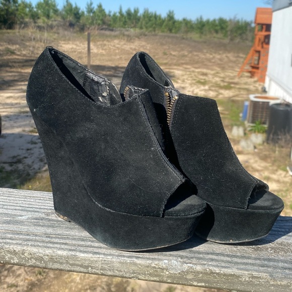Black Steve Madden Peep Toe Wedges Size 7 - Picture 1 of 5